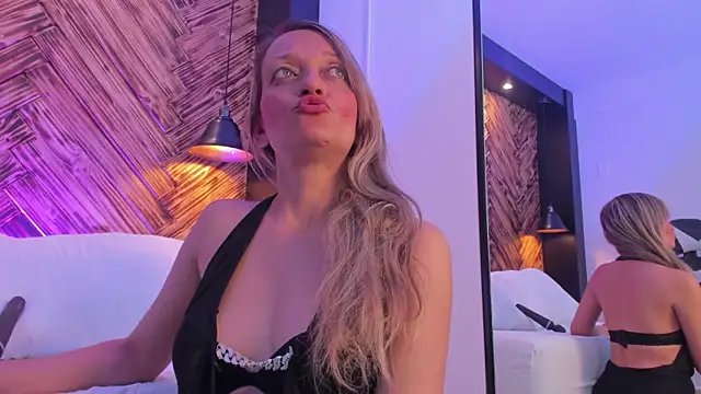 Snapshot of emma_collson chatting on 11-25-25, 02:45 emma collson online show from 11-25-25, 02:45