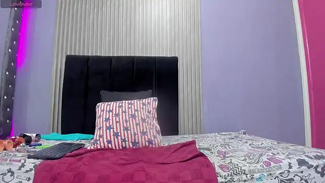 Snapshot of Cindy_milf chatting on 06-28-26, 04:24 Cindy milf online show from 06-28-26, 04:24