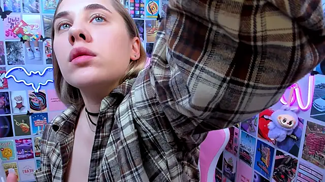 MiaMilas online show from 10-20-25, 04:25