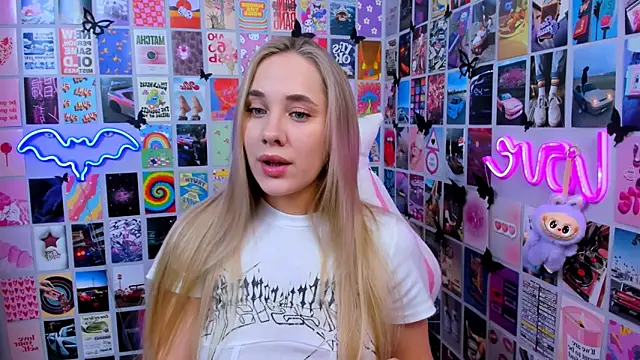 MiaMilas online show from 12-19-25, 03:03