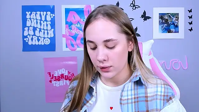 MiaMilas online show from 12-16-24, 04:13