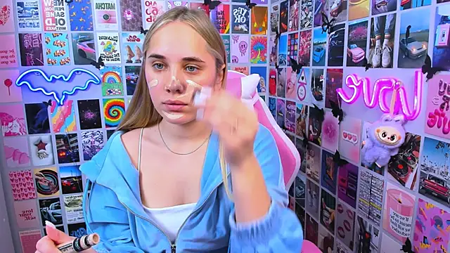 MiaMilas online show from 12-15-25, 02:01