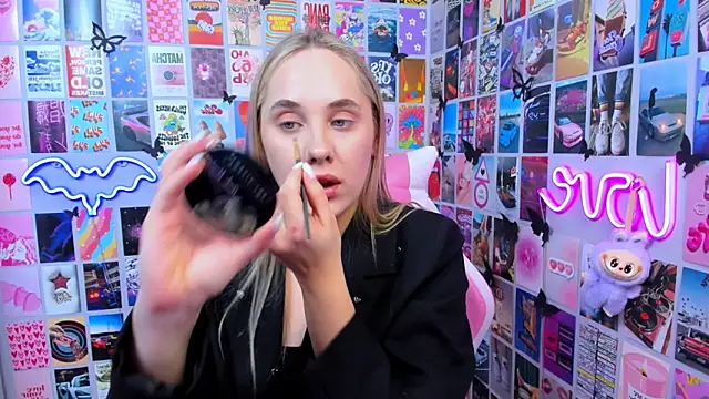 MiaMilas online show from 12-22-25, 01:55