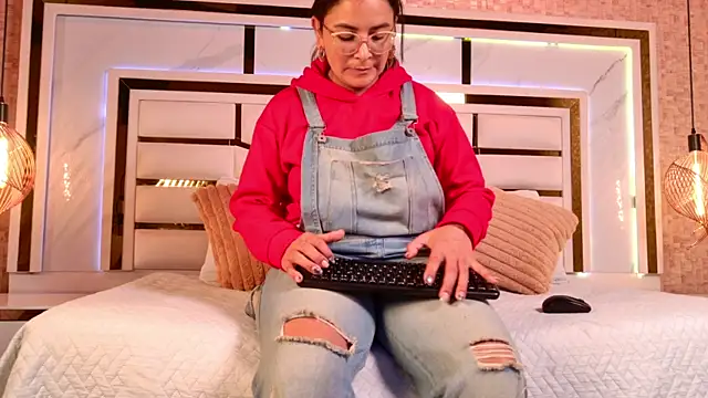 sophie 1 online show from 10-14-25, 03:29