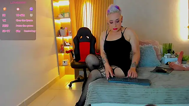 Snapshot of mia_becke chatting on 09-15-25, 11:32 mia becke online show from 09-15-25, 11:32