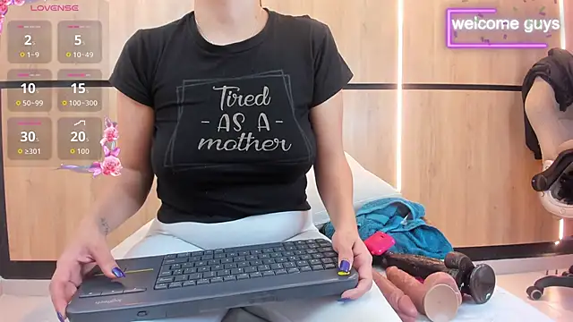 adela chase online show from 11-11-25, 01:44