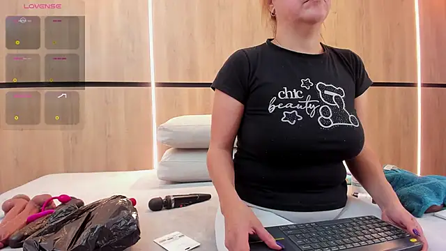 adela chase online show from 10-31-25, 03:03