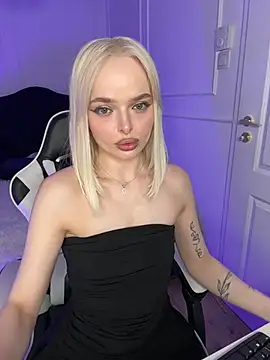 Snapshot of horny_blondiee chatting on 03-19-25, 06:34 horny blondiee online show from 03-19-25, 06:34