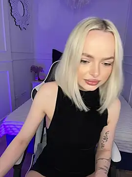 Snapshot of horny_blondiee chatting on 03-08-25, 08:44 horny blondiee online show from 03-08-25, 08:44
