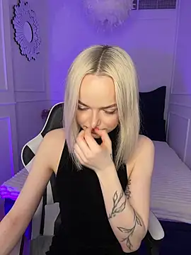 Snapshot of horny_blondiee chatting on 03-06-25, 08:30 horny blondiee online show from 03-06-25, 08:30