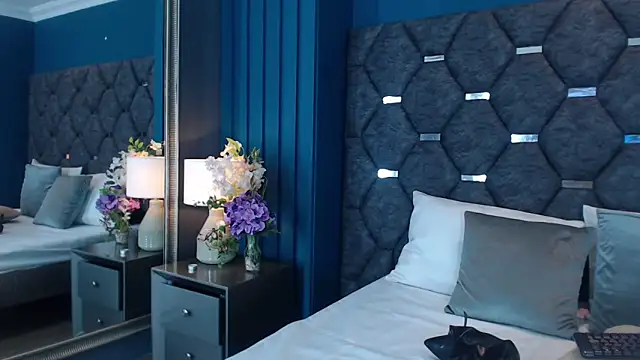 VanessaGlenn online show from 10-31-25, 03:19