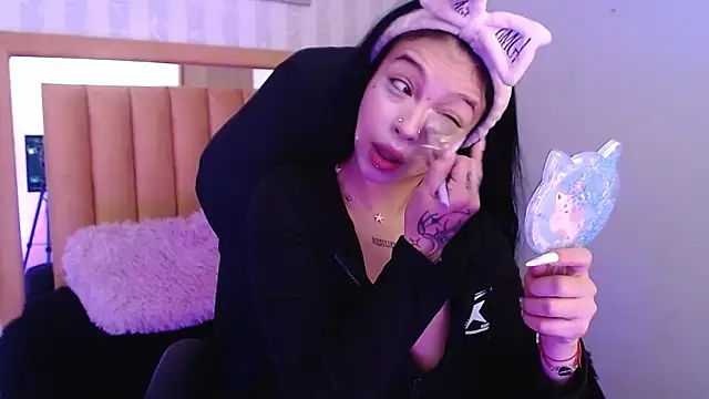 Snapshot of pettit_courtny chatting on 10-31-25, 01:08 pettit courtny online show from 10-31-25, 01:08