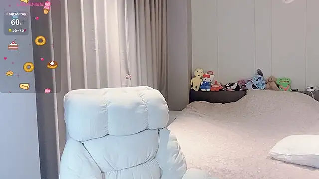 Snapshot of qiqi-666 chatting on 02-06-26, 06:53 qiqi-666 online show from 02-06-26, 06:53