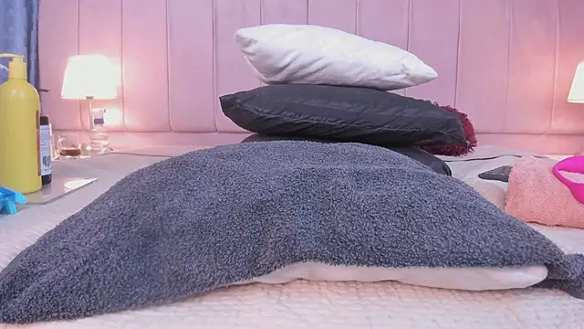 Snapshot of x_milu chatting on 11-12-25, 06:45 x milu online show from 11-12-25, 06:45