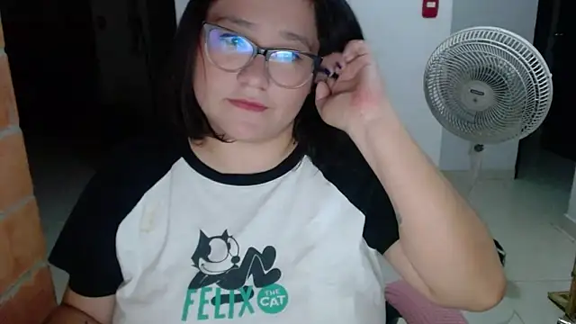 Snapshot of CinnamonCookiez chatting on 01-10-25, 04:01 CinnamonCookiez online show from 01-10-25, 04:01