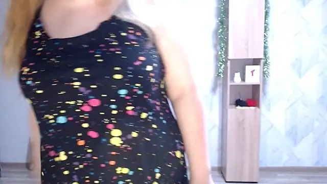 Snapshot of Melina_Hot9 chatting on 12-21-25, 05:42 Melina Hot9 online show from 12-21-25, 05:42