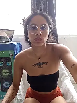 Snapshot of Karii-R chatting on 02-04-26, 02:45 Karii-R online show from 02-04-26, 02:45