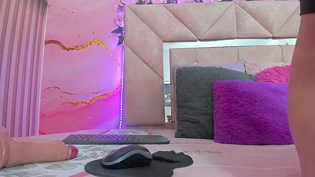 Taylor  cooper online show from 11-26-25, 06:52