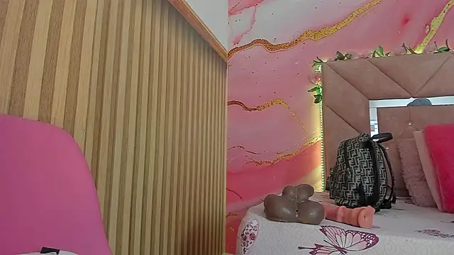 Snapshot of Taylor__cooper chatting on 02-13-26, 06:30 Taylor cooper online show from 02-13-26, 06:30