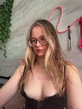 Snapshot of Queen_Lynn chatting on 06-05-26, 05:34 Queen Lynn online show from 06-05-26, 05:34