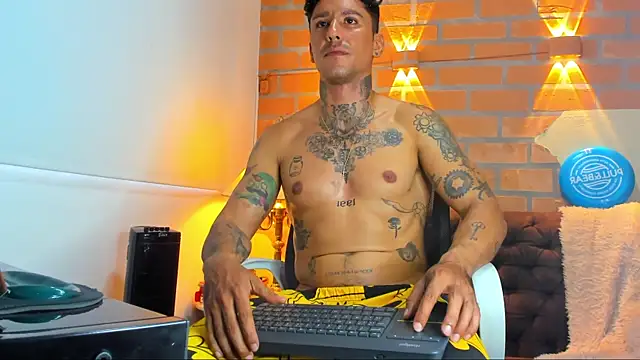 Snapshot of Dylanstonne chatting on 02-25-25, 09:37 Dylanstonne online show from 02-25-25, 09:37