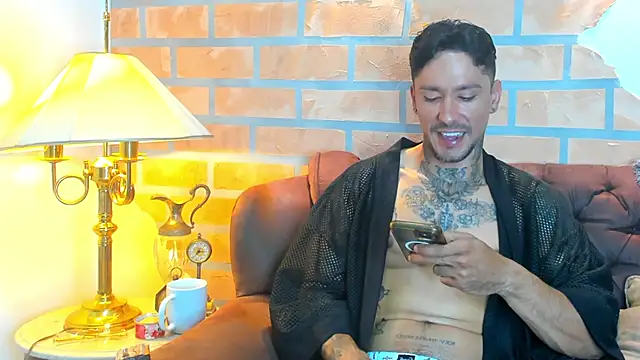 Snapshot of Dylanstonne chatting on 01-30-25, 10:19 Dylanstonne online show from 01-30-25, 10:19