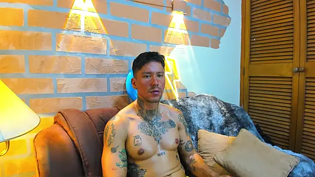 Snapshot of Dylanstonne chatting on 03-11-25, 11:47 Dylanstonne online show from 03-11-25, 11:47