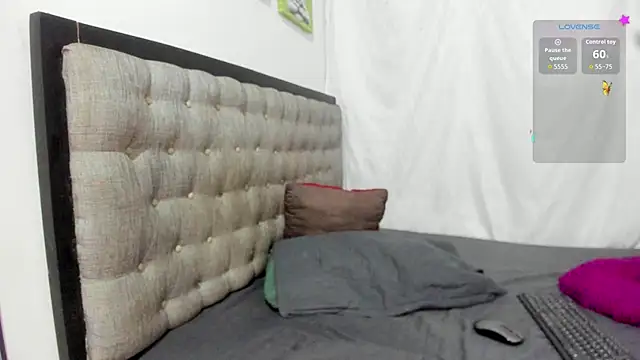 emi henao online show from 11-11-25, 12:22