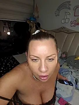 Snapshot of Sparkle2206 chatting on 04-18-26, 10:21 Sparkle2206 online show from 04-18-26, 10:21