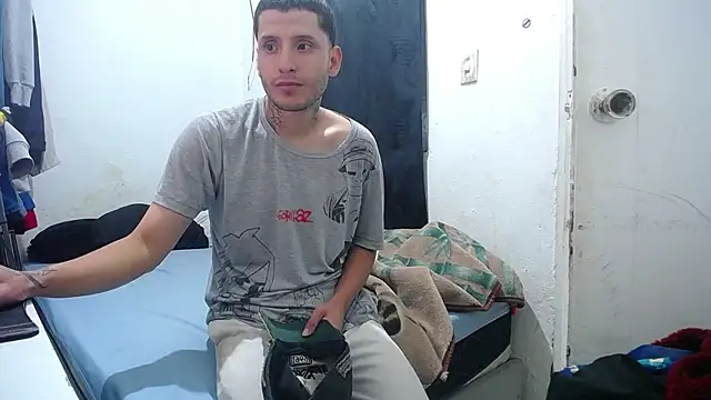 Snapshot of esjrobles chatting on 10-15-25, 04:59 esjrobles online show from 10-15-25, 04:59