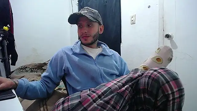 Snapshot of esjrobles chatting on 10-06-25, 01:01 esjrobles online show from 10-06-25, 01:01