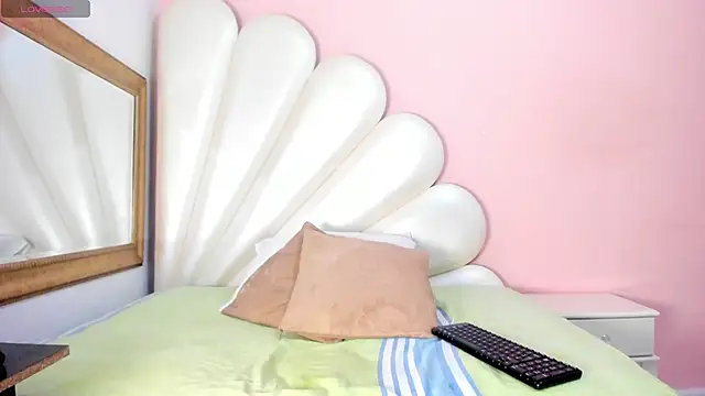 Snapshot of Ally_Parkeer_ chatting on 02-27-25, 05:37 Ally Parkeer online show from 02-27-25, 05:37