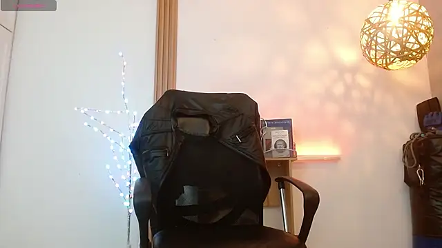 Snapshot of Reiko_85_ chatting on 01-16-26, 02:43 Reiko 85 online show from 01-16-26, 02:43