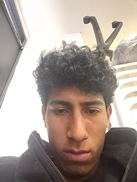 Snapshot of alexander32r chatting on 12-18-25, 03:05 alexander32r online show from 12-18-25, 03:05