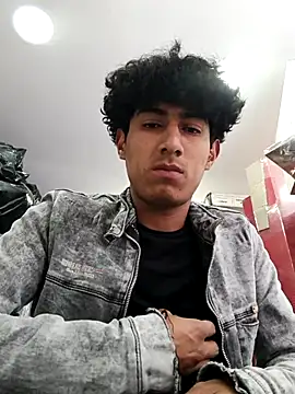 Snapshot of alexander32r chatting on 09-24-25, 04:46 alexander32r online show from 09-24-25, 04:46