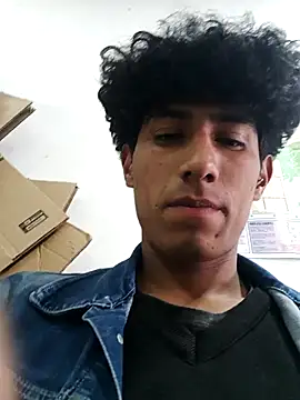 Snapshot of alexander32r chatting on 09-17-25, 08:00 alexander32r online show from 09-17-25, 08:00