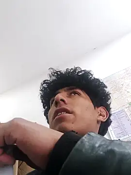 Snapshot of alexander32r chatting on 09-18-25, 04:10 alexander32r online show from 09-18-25, 04:10