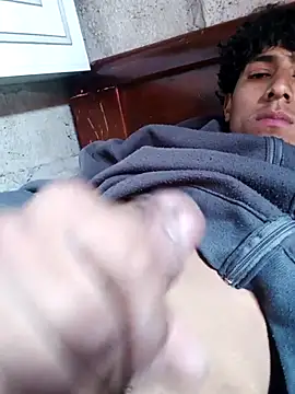 Snapshot of alexander32r chatting on 09-21-25, 03:06 alexander32r online show from 09-21-25, 03:06