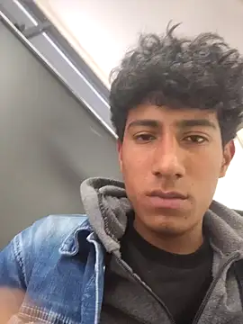 Snapshot of alexander32r chatting on 12-19-25, 04:53 alexander32r online show from 12-19-25, 04:53