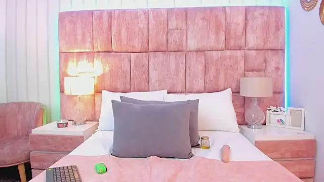 MonserratPeters online show from 01-05-25, 03:32