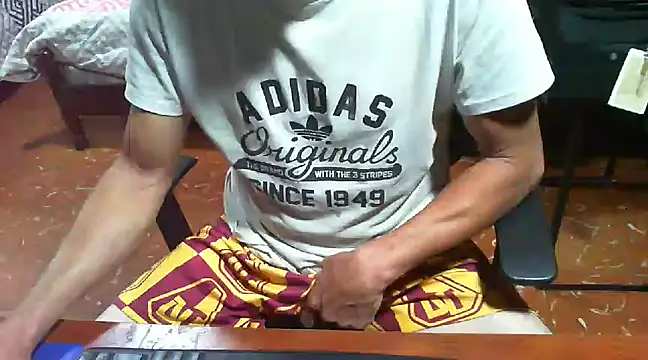 Snapshot of Roberto3102 chatting on 12-28-24, 05:25 Roberto3102 online show from 12-28-24, 05:25