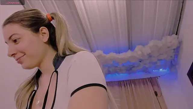 Snapshot of Lauu_G chatting on 03-22-25, 02:27 Lauu G online show from 03-22-25, 02:27