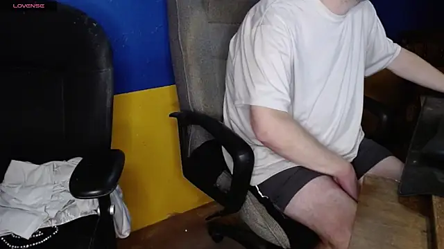 Snapshot of shyhuskyguy chatting on 12-05-25, 05:06 shyhuskyguy online show from 12-05-25, 05:06