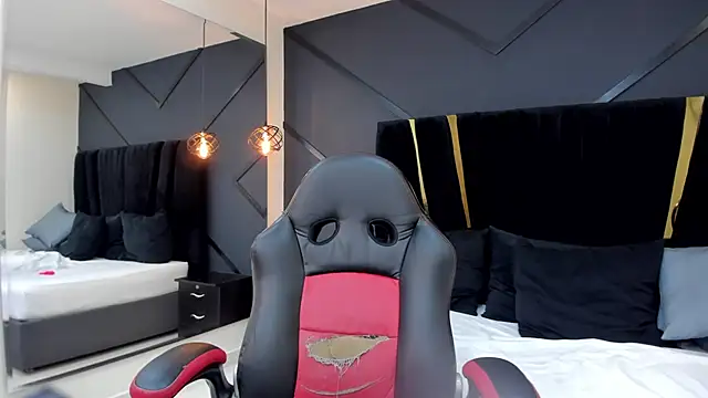 emilie xx  online show from 03-17-25, 06:00