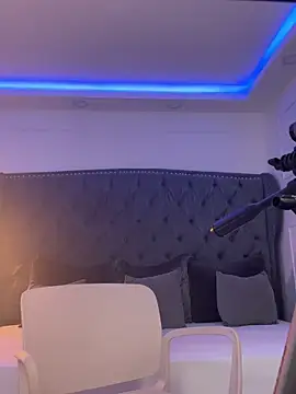 emilie xx  online show from 03-31-26, 08:00