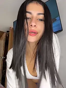 emilie xx  online show from 06-03-26, 02:33