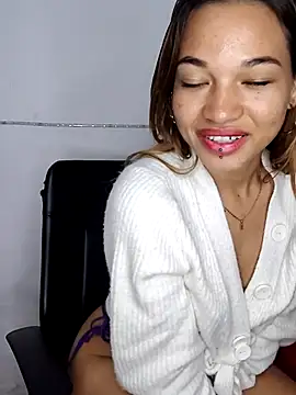 Snapshot of carolanyi chatting on 10-31-25, 05:04 carolanyi online show from 10-31-25, 05:04