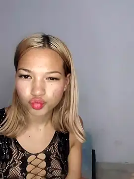 Snapshot of carolanyi chatting on 02-24-25, 11:30 carolanyi online show from 02-24-25, 11:30