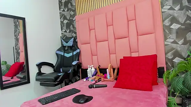 Brithanyslim online show from 11-28-25, 01:11