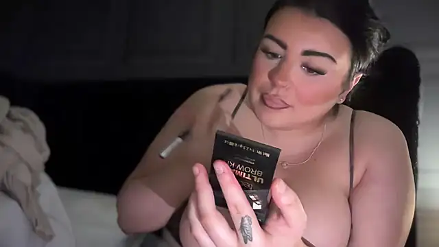 Snapshot of curvybabesx1 chatting on 10-16-25, 01:19 curvybabesx1 online show from 10-16-25, 01:19